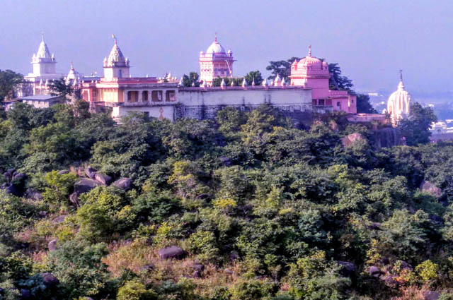 Shri Parshvanath Digamber Jain Mandir, Pisanhari Madiyaaji, Madhya Pradesh